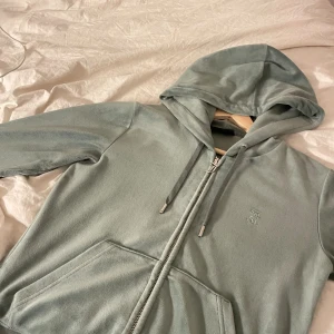 Juicy couture tröja - En ny juicy couture tröja som inte används, jätte fin färg. Pris kan diskuteras vid snabb affär!