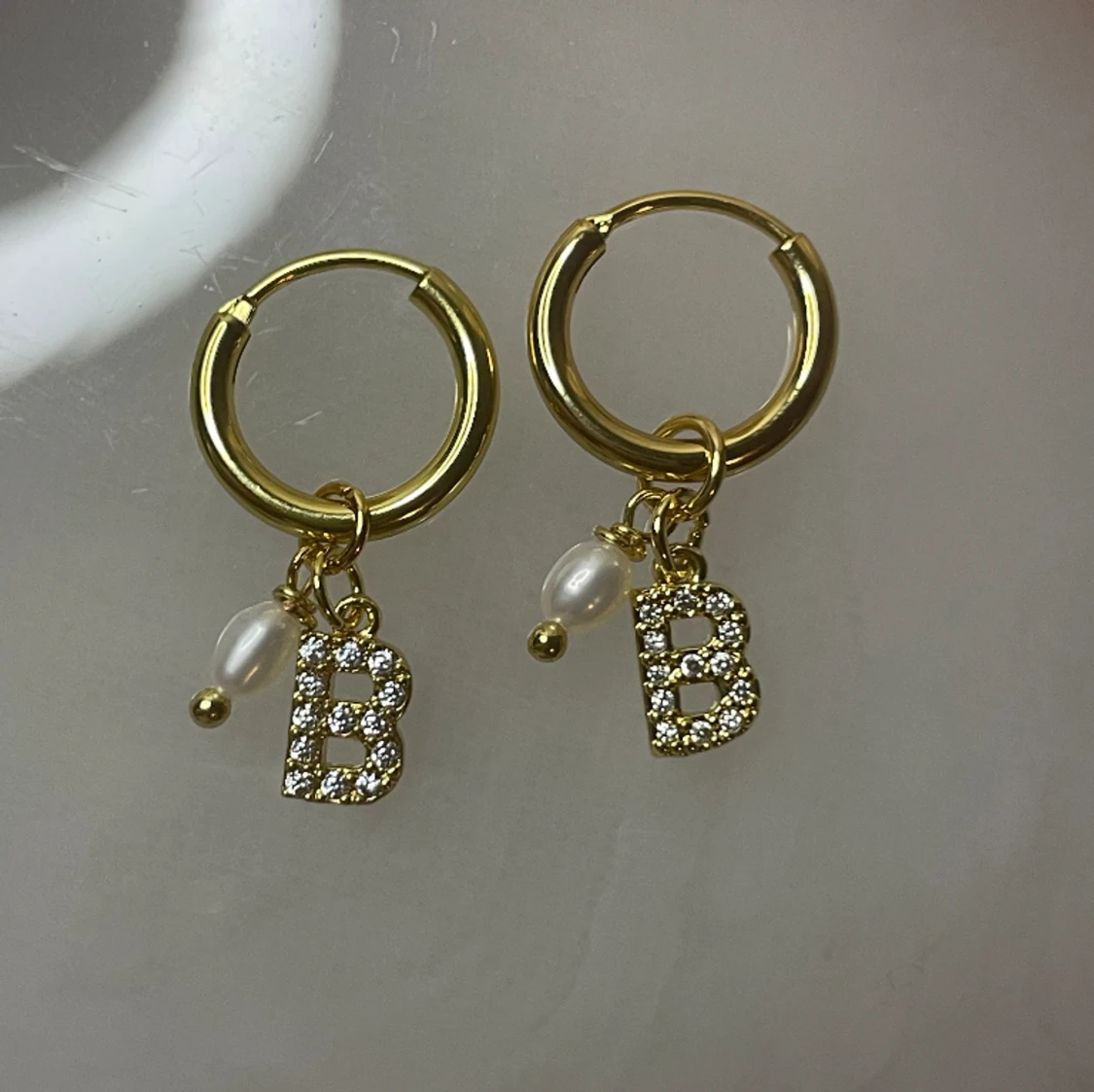 Hoops med Strassbokstav + litenpärla  - 90