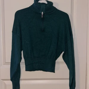 Stickad zip-up - En grön stickad zip-up från ginatricot. Använd väl men ändå bra skick. Storlek xs/s