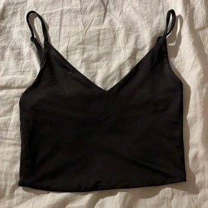 Svart kort linne - Svart kort linne i strl xs🤍 går att justera banden