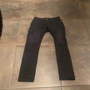 Sjukt snygga dondup jeans i modellen george. De är i storlek 33  men passar bättre för storlek 29-31. Jeansen har en liten vit fläck men förutom det så är dem i utmärkt skick. Färgen är svart. Skriv för mer bilder🙌