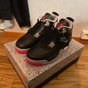 Air Jordan 4 Retro 'Bred Reimagined' - Helt nya, aldrig använda,  Köptes på sneakers n stuff på release day Buda gärna  Skriv för fler bilder eller andra funderingar 