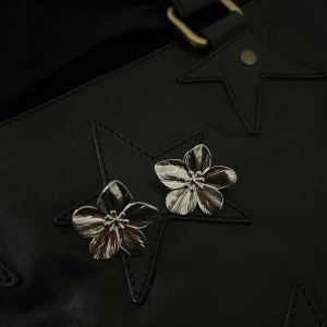 Örhängen blomma - Blom örhänge oanvända❤️‍🔥80kr betala antingen genom köp nu eller Swish och då är frakt 18kr