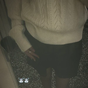 Helt slutsåld stickad tröja ❄️💓 - Jätte fin och så mysig tröja! Den passar fler olika storlekar beroende på hur man vill att den ska sitta!  Originalpris 350 men säljer för 200 då den endast är använd en gång!   För mer bilder och funderingar, tveka inte att skriva till mig privat💗