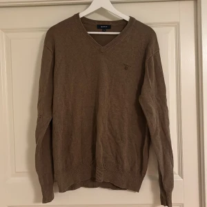Ny Gant v-ringad tröja - Brun v-ringad stickad Gant tröja som aldrig använts. 