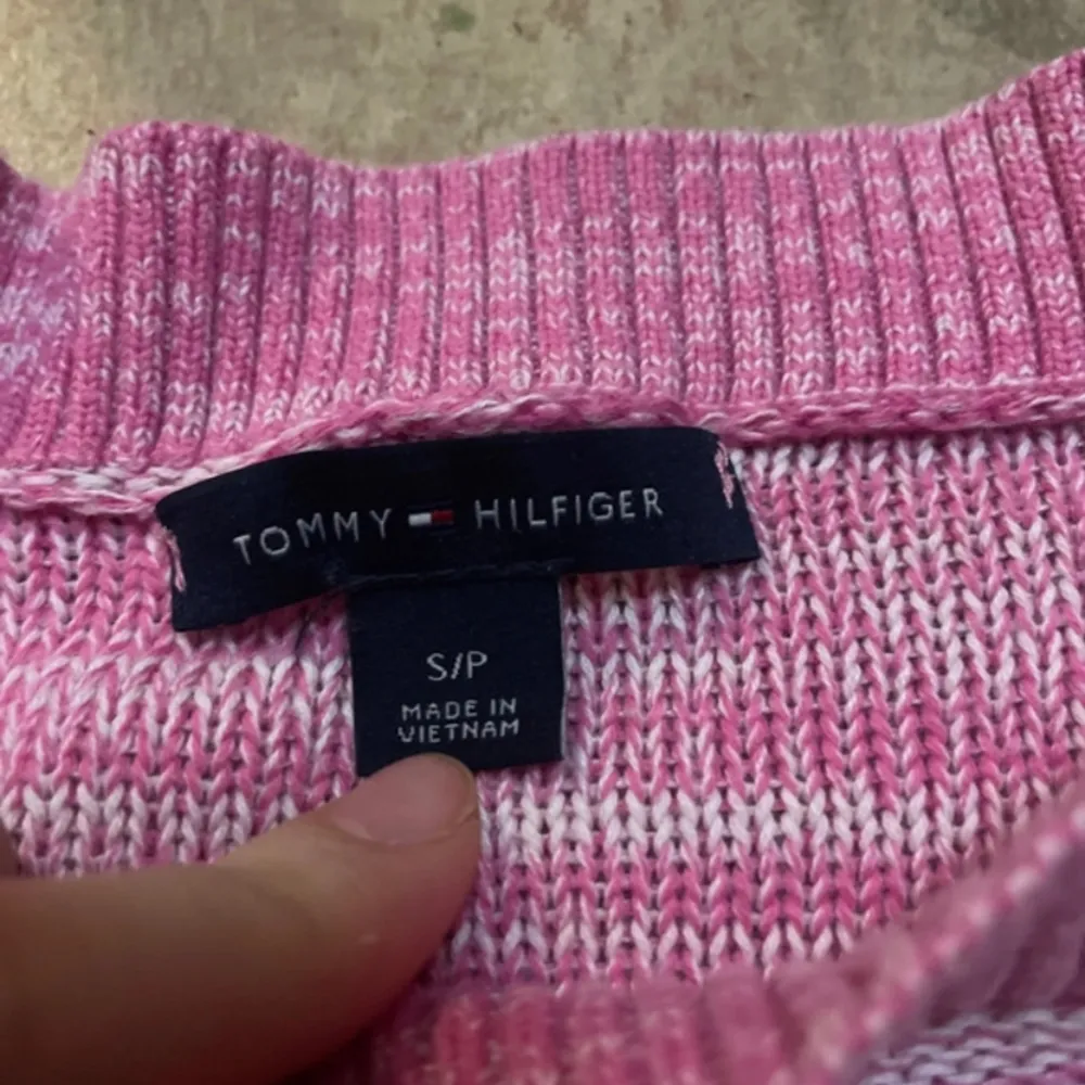  Jag säljer en skitsnygg Tommy Hilfiger stickad tröja!💓 Den är i bra skick och är perfect och ger coquette vibe. Jag är inte helt säkert på storlek tror det är S!. Stickat.