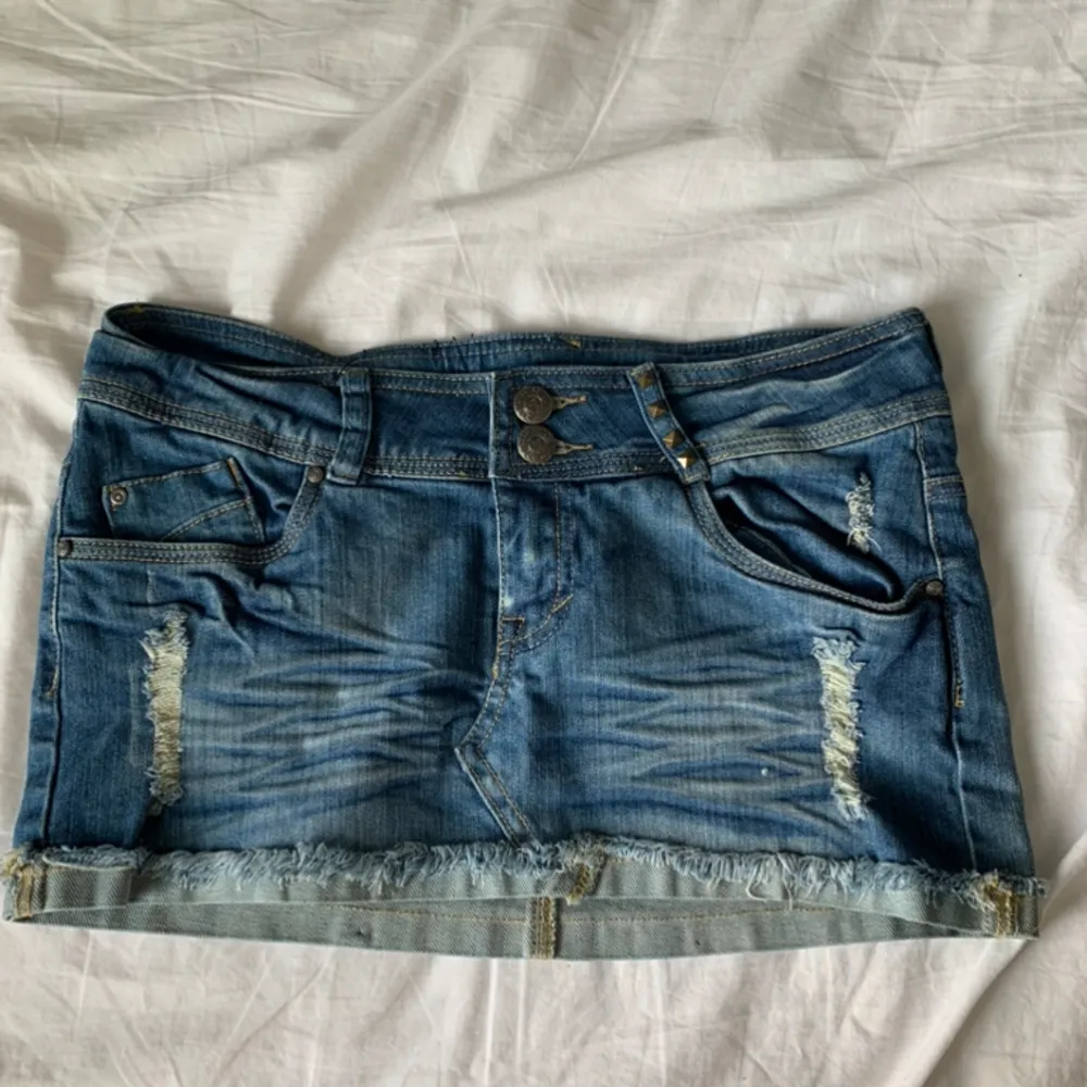 Sååååå cool jeans kjol köpt secondhand❤️❤️😍😍😍😍. Kjolar.