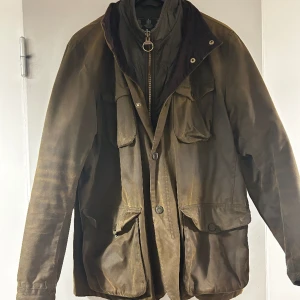 Barbour Classic Tartan Ogston - En fin Barbour-jacka med fast innerfoder (se bild) och skinnlappar på armbågarna. Nästan oanvänd. 