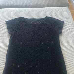 spets topp - helt oanvänd spets topp, så snygg med ett vitt linne under. köpt för 400 på Lindex! (kom privat för fler bilder)