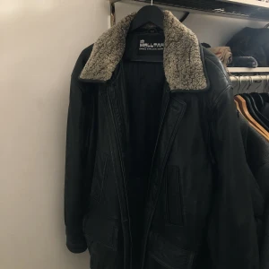 Skinnjacka med pälskrage - Riktigt ball jacka! Kragen går att ta av🤲🏻Köpt secondhand, använd men i bra skick