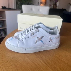 Axel arigato skor  - Axel arigato skor som aldrig kommer till användning längre.. Storlek 36 De är i använt men fint skick 🥰 Nypriss 2199