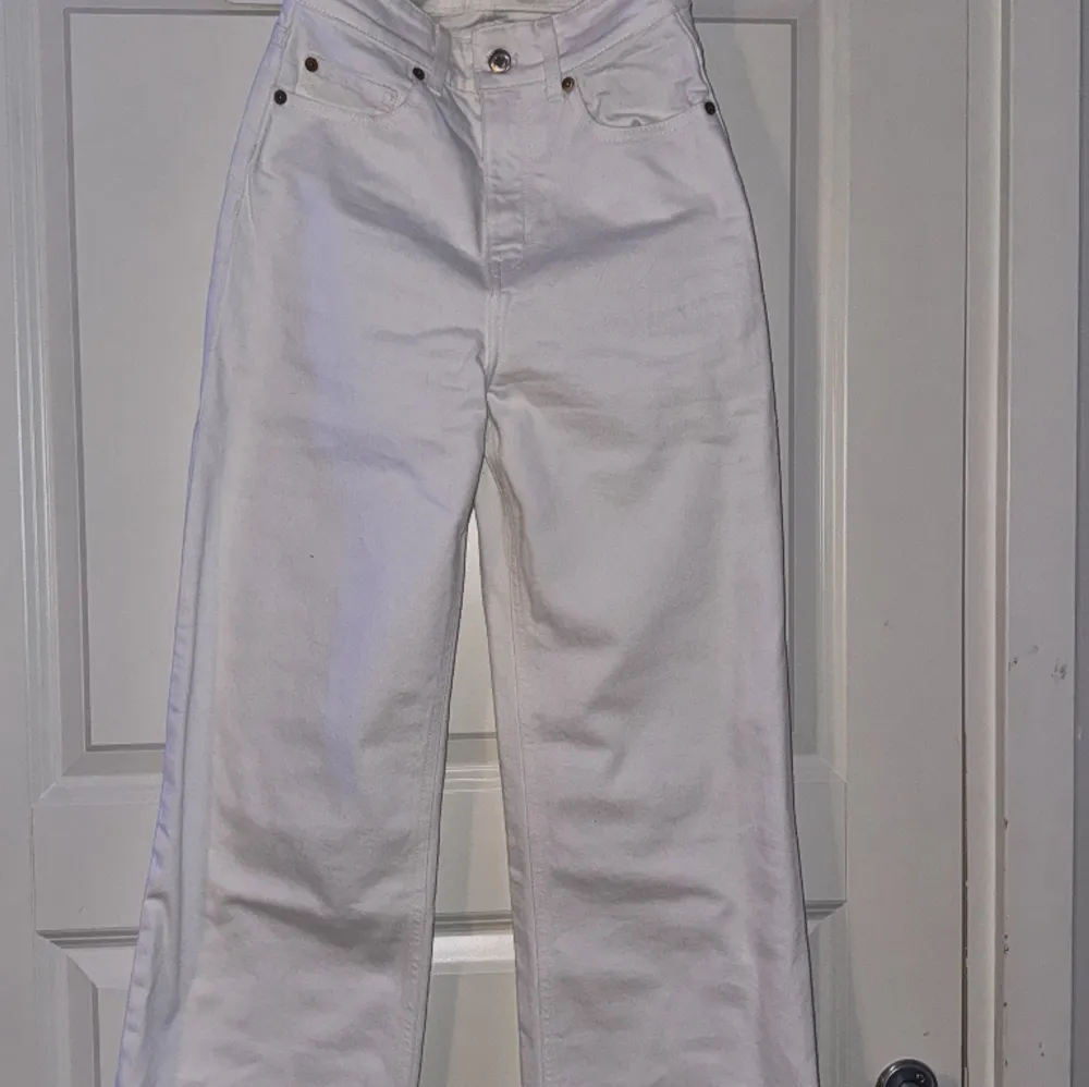 Vanliga vita jeans från h/m storlek 34/s men passar xs oxå . Jeans & Byxor.