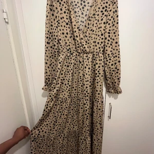 Fin maxiklänning i sandfärg  - Storlek s men den hade kunnat passa m så den har stretchiga band i midjan  Använd få gånger 