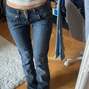 Lågmidjade jeans - Lågmidjade jeans som jag köpt här på plick innan men dessa kommer inte till användning. Dem är från TRF DENIM.  Midjemått rakt över: 36cm Innerbensmått: ca 75cm