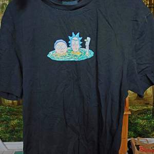 Rick and Morty t-shirt  Knappt använd Regular fit Stora trycket är på ryggen