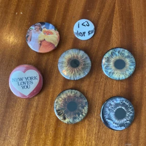 Pins - 4 st pins med ögon, 2 med Taylor Swift och en med New York. 15kr styck, 3 för 35kr❤️ ⚠️TRYCK INTE PÅ KÖP NU⚠️