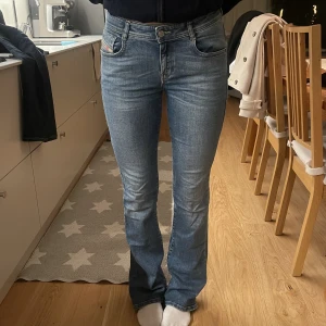 Diesel jeans - Säljer mina fina diesel jeans. De är i storlek 30/32. Innerbenslängd är 85 och midjemått rakt över är 43. Min kompis på bilden är 176. De är i modellen 1969 och har jättefin tvätt. Nypris runt 1300.❤️