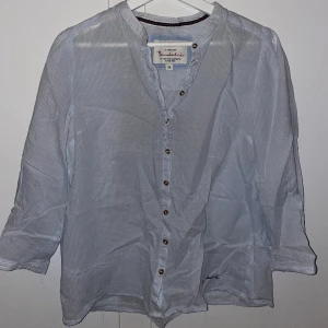 Bomullsskjorta med trekvarts armar  - Tunt och härligt material som är perfekt för sommaren.  Fint skick utan anmärkningar men är använd.