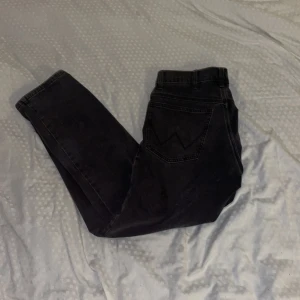 Gråa/svart jeans - Bra skick Jeans använda, wrangler och bra kavaltet, W32 L30