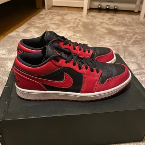 Jordan 1 low gym red - Nästan helt oanvända Jordan 1s. Originallådan och kvitto finns. Ser ut och känns precis som nya 🙃 600kr