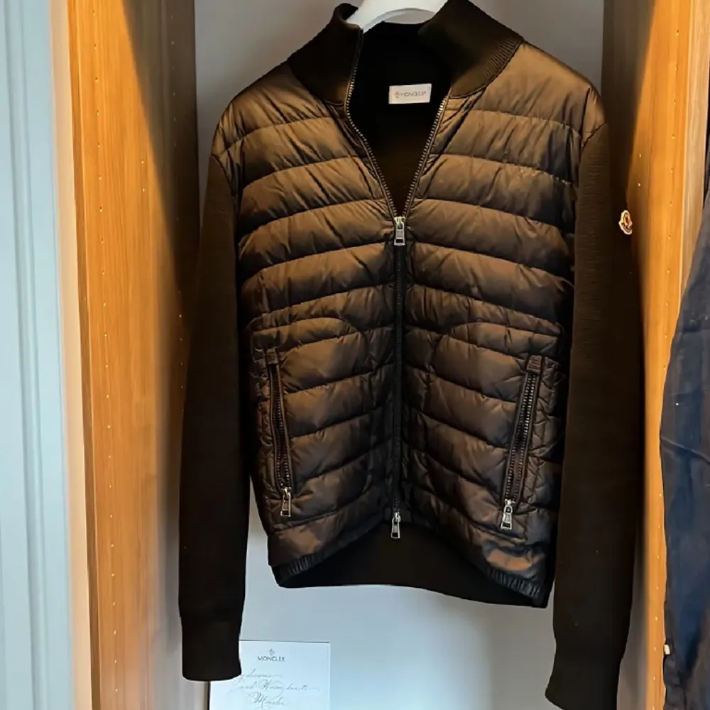 Säljer nu min moncler cardigan i storlek S/M. Den är i 9/10 skick och har använts sparsamt. Kommer med en äkthetsverifiering från Vestiaire och påse. Kan mötas upp i Stockholm alternativt frakta via Postnord.. Tröjor & Koftor.