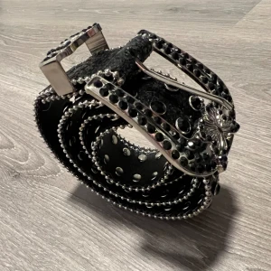 BB bälte/ Mörk Rhinestone  - Mörkt bälte med många små ”stenar” plus att det blänger lite. Hyfsat litet titta sista bild för mått.