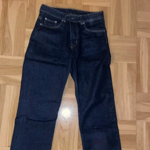 Jeans - Weekday Voyage - Mörk tvätt med tydliga sömmar.   Mycket fint skick ! 