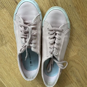 Lacoste skor - Färgen har börjat släppa på sidan av båda skorna fast de är inget som är ett problem. Säljer för 150.