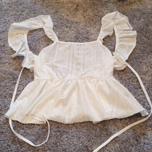 Topp - Super fin vit sommar topp från shein, aldrig använd och har inga defekter, den är öppen i ryggen!!🌸