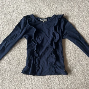 Marinblå topp👾 - Använd fåtal gånger, i barn storleken 158/164, men sitter som en xs/s💗💗