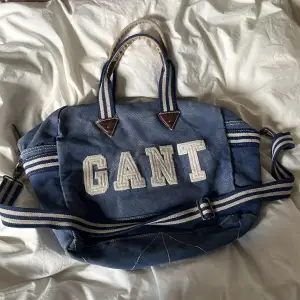 Rymlig vintage väska från Gant. Den är använd men i bra skick. Väldigt rymlig & bra kvalitet!  Pris kan diskuteras!