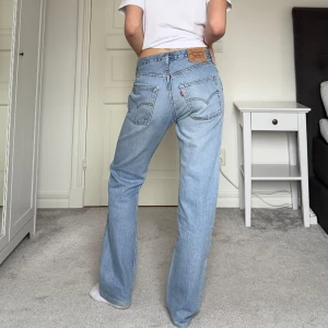 Vintage Levi’s 501 - Säljer dessa ursnygga vintage levis 501:orna!! De är sparsamt använda och i mycket bra vintage skick. Super snygg tvätt, om det är flera intresserade så blir det budgivning på de.☺️