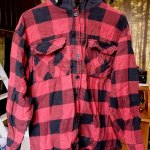 Flanellskjorta med luva - Flanellskskjorta med luva. Ofodrad Skrynklig men i bra skick, luvan lite urtvättad.  HM Dividen stl 36