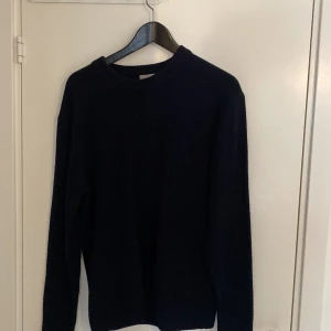 Stickad tröja - Tja vi har en stickad mörkblå tröja från hm som är en storlek small. Den passar allt från en storlek small nästan upp till Large.👍skicka iväg ett meddelande om ni har några frågor🤝pris kan diskuteras