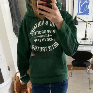 Zadig Voltaire hoodie - Grön Zadig Voltaire hoodie i super skick. Strl L men mer som en M tycker jag. Ursprungspris över 3000 men säljer för 500. Priset är diskuterbart!!❤️💗 Kolla gärna in mina andra annonser!!