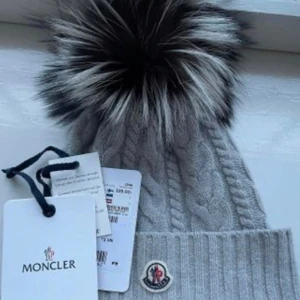 Moncler mössa - Mycket bra skick! Ny pris: Typ 3680 kronor Passar bra med Stockholmstyle! 