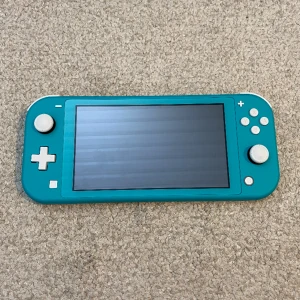 Nintendo Switch lite - Säljer min Nintendo switch lite då jag spelar på annan enhet nu :) väldigt bra skick förutom att det är en liten fläck på skärmen. Hör av dig vid intresse!