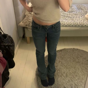 LTB jeans - Lågmidjade jeans från LTB, modellen valerie, säljer då dom är lite stora