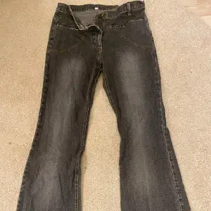 Så snygga bootcut/flared jeans (med stretch) Midjemåttet rakt över: 39 Innerben: 78 🩷