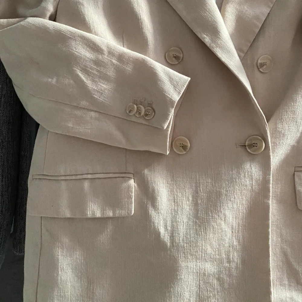 Vit/beige krämig smått oversized Linne kavaj märket är H&M. Använd 1 gång.. Kostymer.
