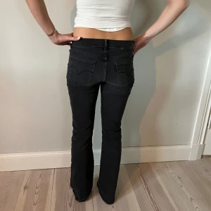 Lågmidjade jeans - Jeans nr: 16  Midjemått(rätt över): 38 Innerbenslängd: 78 Modellen är: 170  Skriv om ni har några frågor💗//Perfectjeans