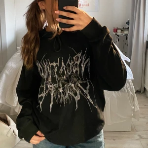 Rhinestone hoodie - Skitsnygg rhinestone hoodie köpt här på plick! Väldigt bra skick