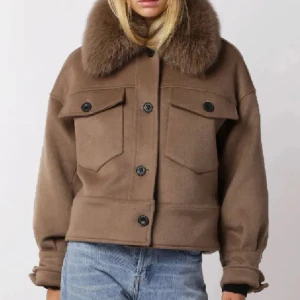 Meotine jacka  - Hej! Säljer denna bruna Charlie Meotine jacka. Använt få antal gånger så i bra skick. Storleken är S/M. Pris kan diskuteras. Nypris är 3500kr 1000kr vid snabb affär. Först till kvarn!