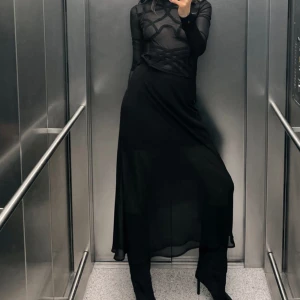 Svart kjol zara - Svart kjol i mesh material! 