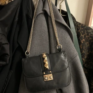 Svart Valentino väska  - Äkta valentino väska i bra skick! 