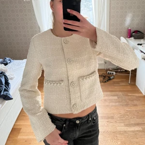 Kofta  - Säljer en jättesnygg kofta som är helt oanvänd, koftan är i storlek Xs men passar som S❤️