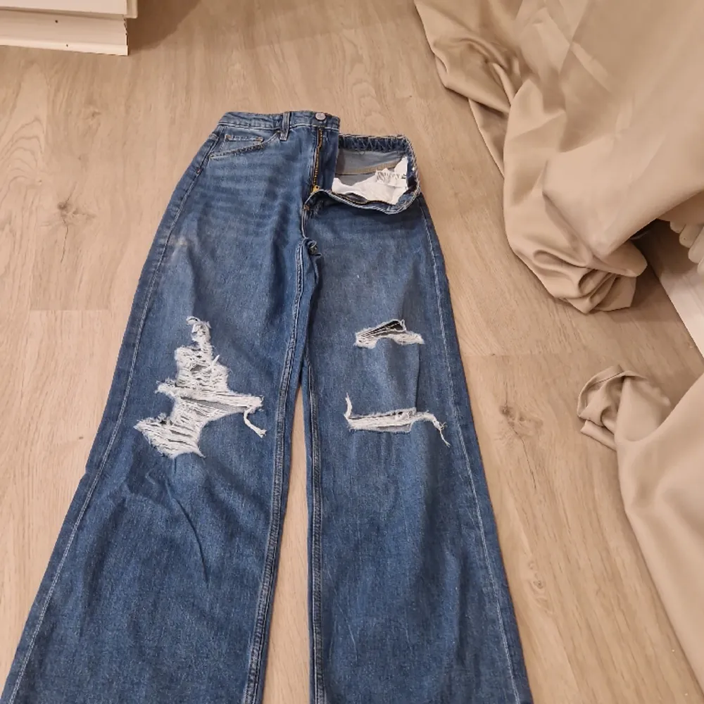 Oanvända vida jeans från h&m barnavdelning. Storlek 164. . Jeans & Byxor.