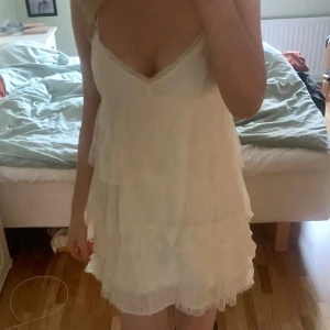 Vit volangkläning - Så fin sommarklänning! Perfekt till studenten🌸