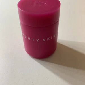 Fenty skin - Intresse koll. Använd 2-3 gånger💗de är ett läppmask