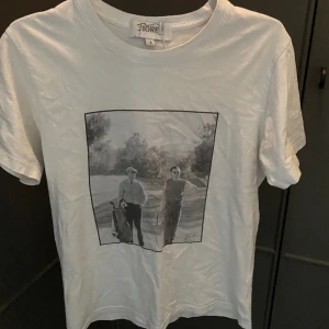 Vit t shirt med tryck  - Storlek S,  hör av er vid frågor